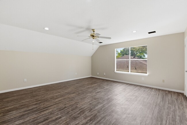 Building Photo - 8515 Leafdale Dr