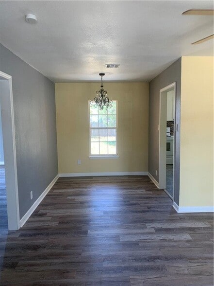 Building Photo - 913 Azalea Dr