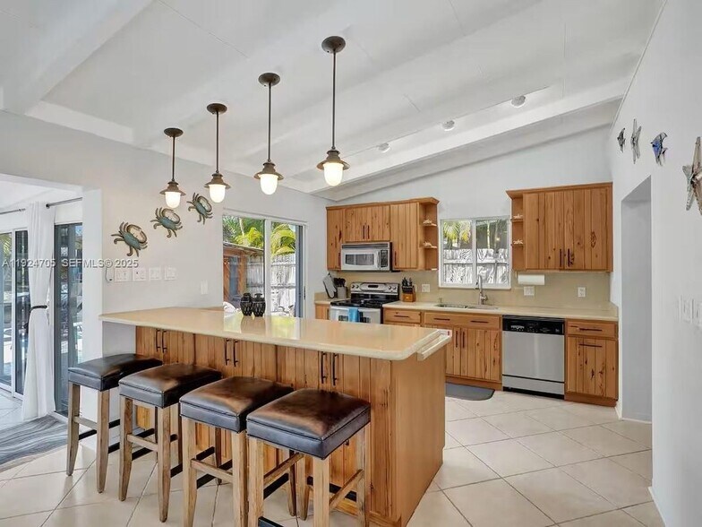 Building Photo - 2525 Gulfstream Ln