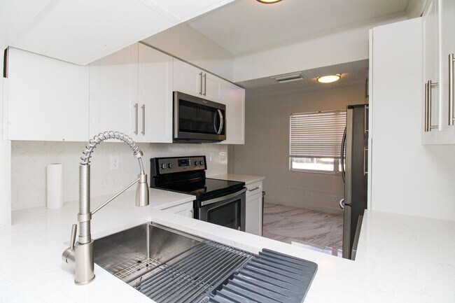 Building Photo - 2/2 REMODELED UNFURNISHED CONDO 1ST FLOOR ...
