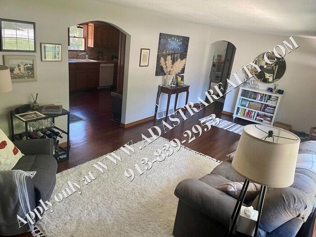 Building Photo - Beautiful Ranch Home in Shawnee-Available ...