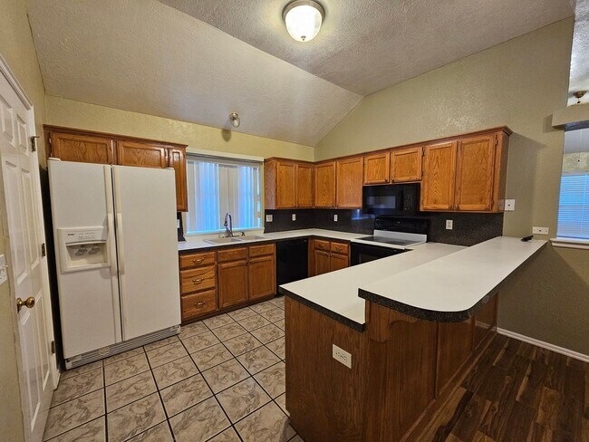 Building Photo - (3) Bed/(2) Bath in West Norman! Avail NOW!