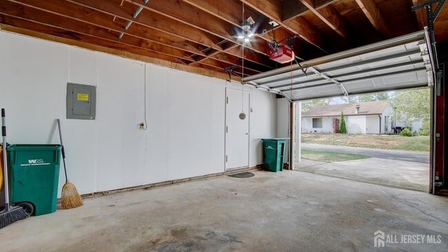 Building Photo - 94 Salix Plaza Unit B