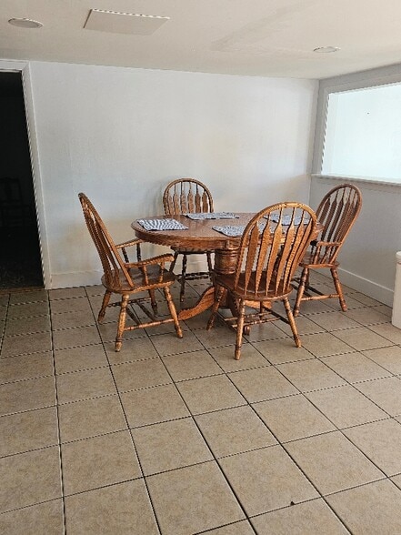 Building Photo - 5607 Cir Dr E