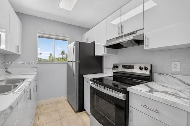 Building Photo - 2201 Catherine Dr