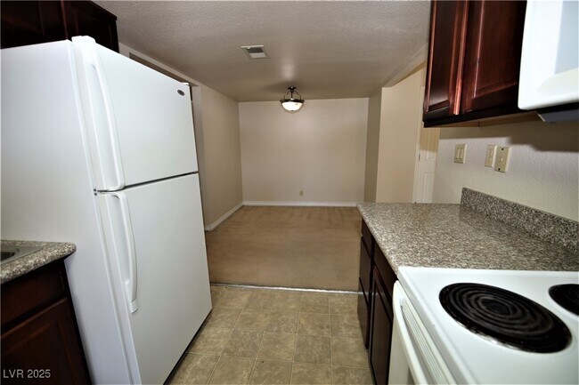 Building Photo - 5081 River Glen Dr