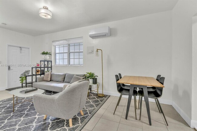 Building Photo - 709 SW 7th Ave