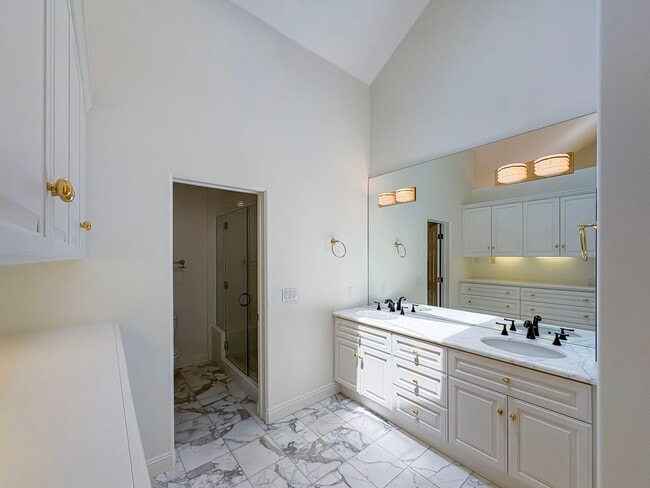 Building Photo - Gorgeous 2B+Office/2BA Townhouse w/ Golf C...
