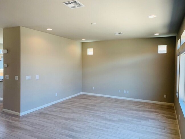 Building Photo - Beautiful Southwest Home with Dual Primary...