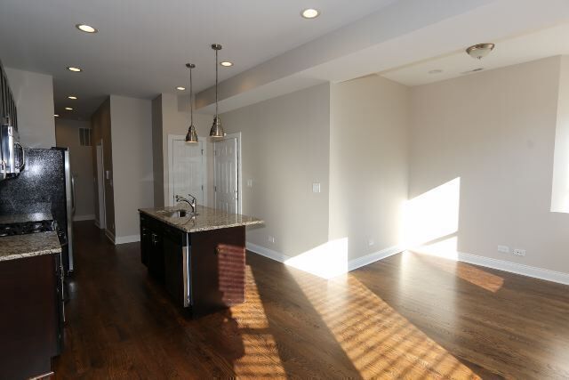 Building Photo - 1218 W Diversey Pkwy