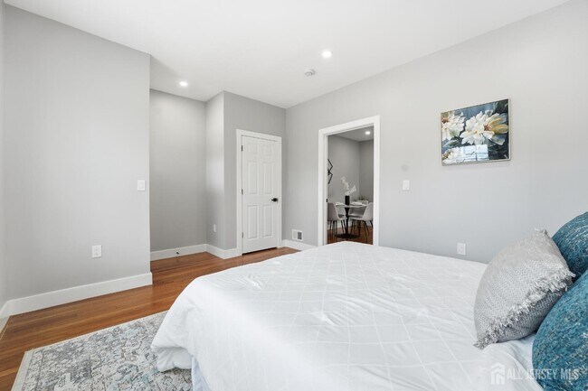 Building Photo - 212-214 Montgomery St