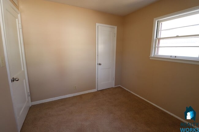 Building Photo - Cute 2 Bedroom 1 Bath House!