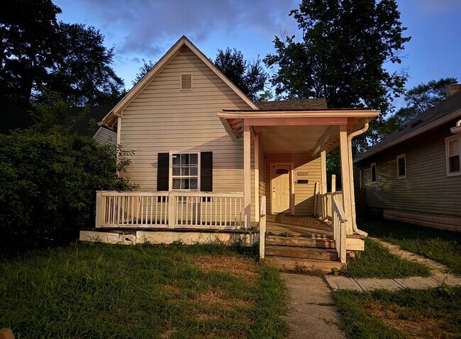 Building Photo - 2 Bed 1 Bath unit