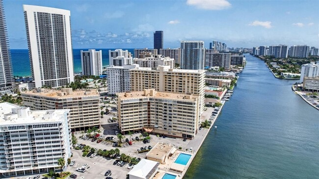 Building Photo - 1817 S Ocean Dr