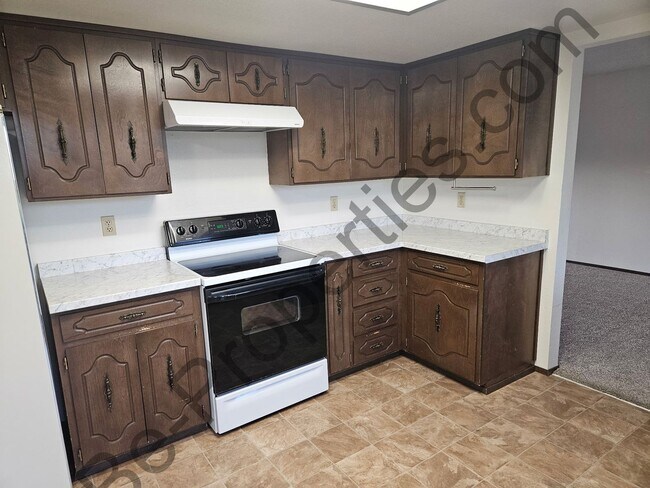 Building Photo - 4 bedroom 2.5 bathroom Home