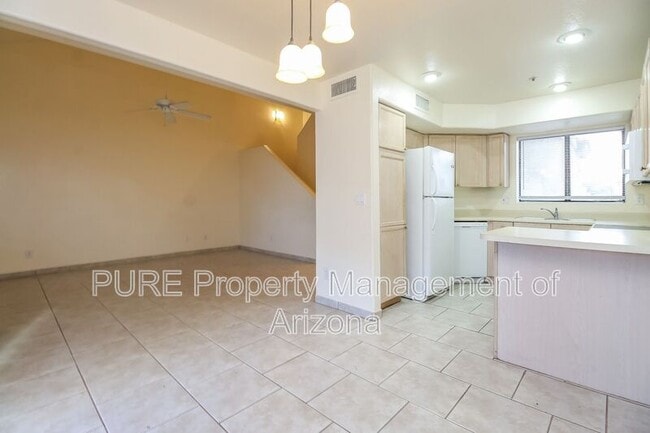 Building Photo - 1117 W Mango Dr