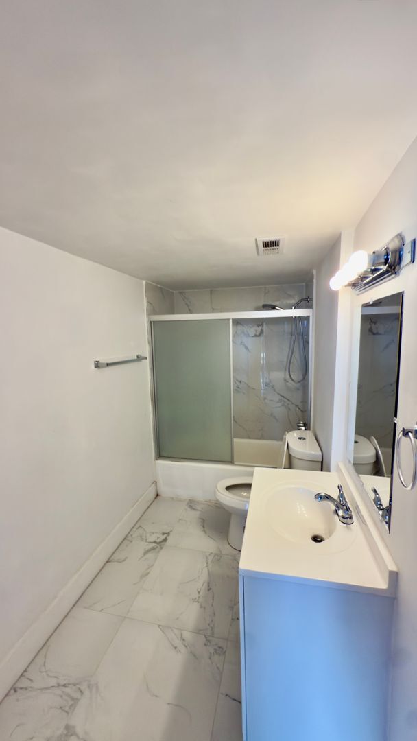 Building Photo - 1351 NE Miami Gardens Dr
