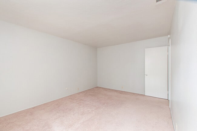 Building Photo - 3 Bedroom, 2 Bath 1374sf Detached condo in Mesa Village 92126.