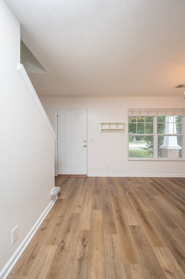 Building Photo - **BE THE LUCKY ONE TO LIVE IN THIS UPDATED NASHVILLE/ BELLEVUE HOME**