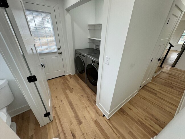 Building Photo - 2 Bedroom - Weiland Park