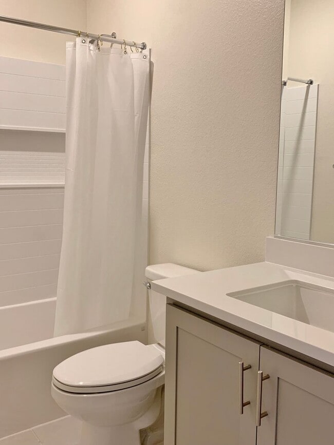 Building Photo - 4 Bedroom Home in Hollister