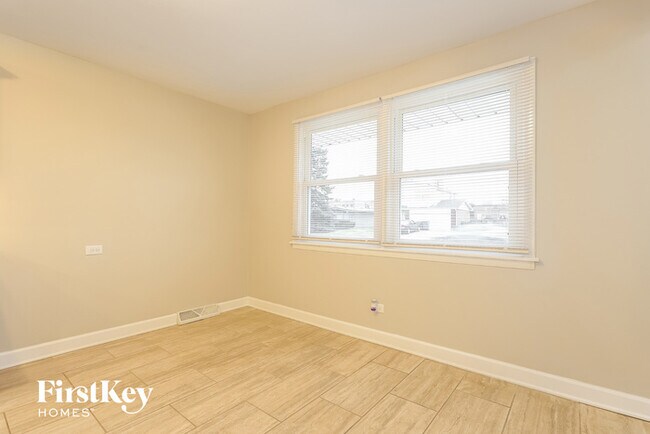 Building Photo - 1018 E 161st Pl