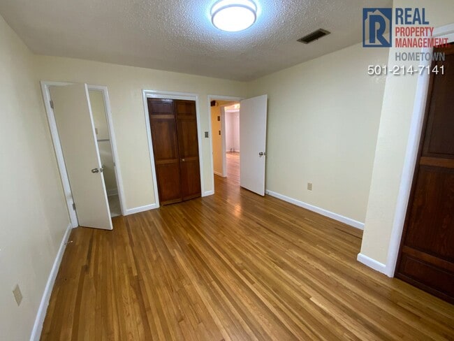 Building Photo - 711 W 54th St