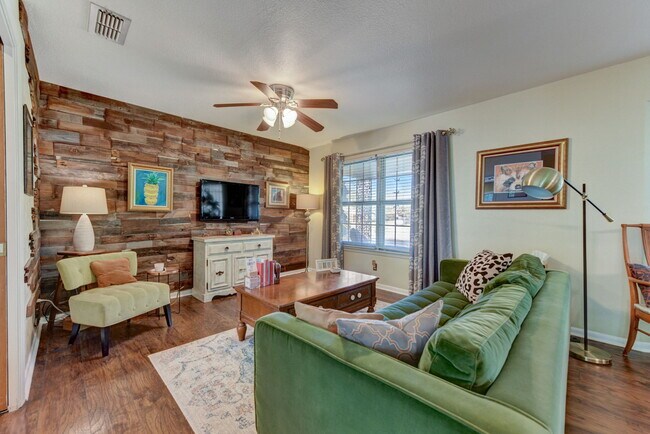 Building Photo - 210 Live Oak Dr