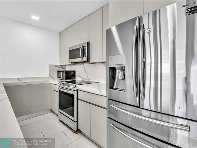 Building Photo - 3725 S Ocean Dr