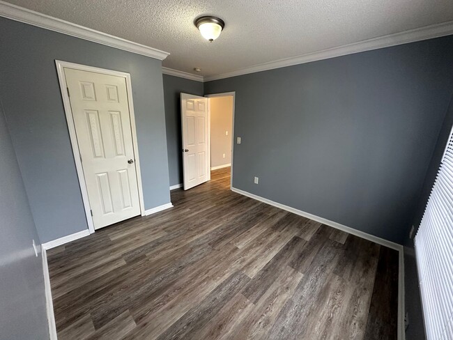 Building Photo - Three bed, two full bath! Single level in ...