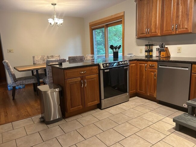 Building Photo - Beautifully Renovated Ranch-style Home!