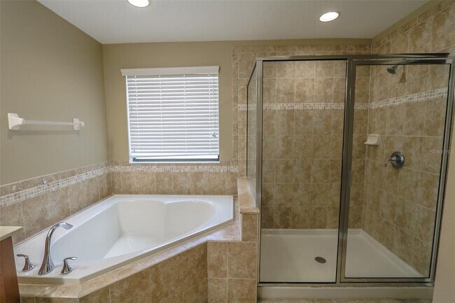Building Photo - 1208 Oakcrest Dr