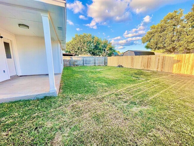 Building Photo - 105 David Dr