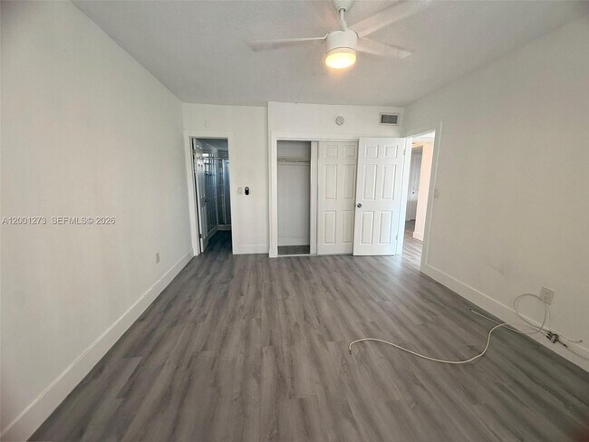 Building Photo - 20111 NE 27th Ct