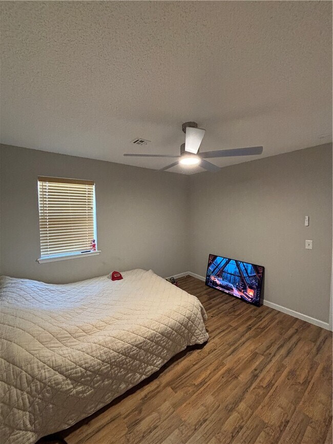 Building Photo - 2406 SW 16th St