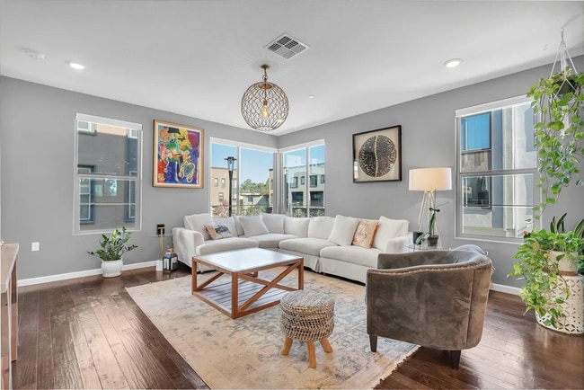 Building Photo - Beautiful Energy Efficient Hayward Townhome w/ Modern Updates