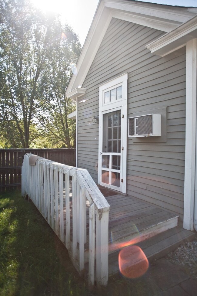 Building Photo - Adorable studio apartment, walk to UNC and downtown! Utilities included!