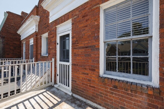 Building Photo - 2605 Parkwood Ave