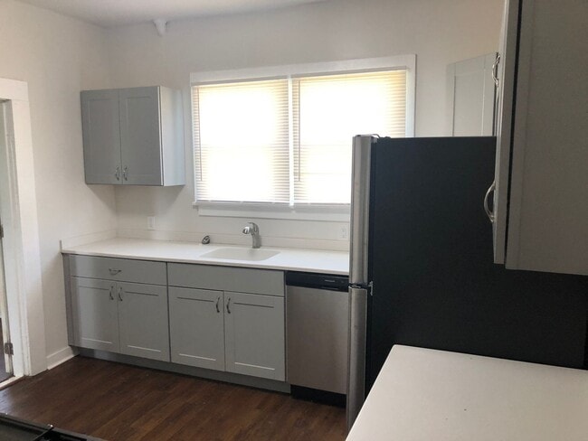 Building Photo - Renovated 2BR House.