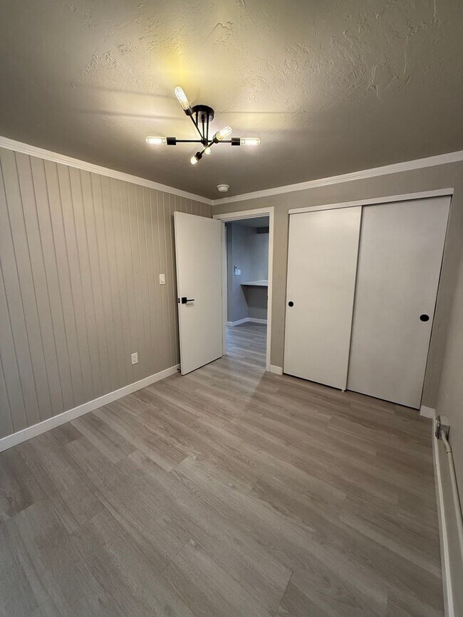 Building Photo - 943 S Wells Ave