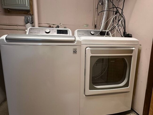 Building Photo - 3 bedroom 2 bath house in South Philly ava...