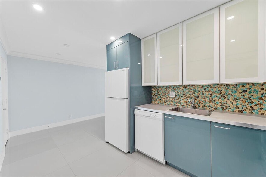 Building Photo - 3220 Bayview Dr