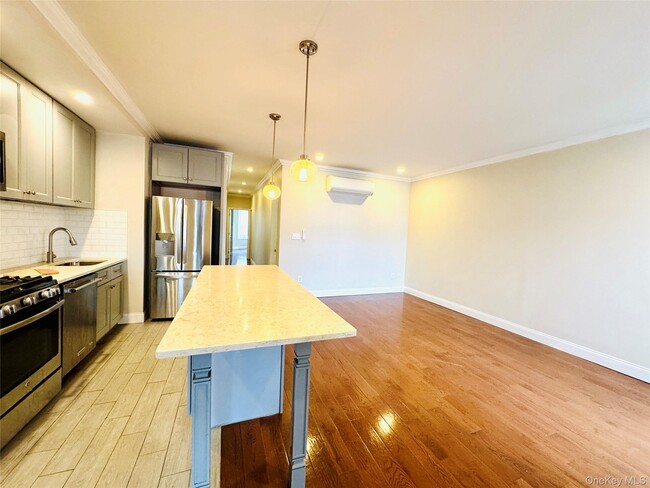 Building Photo - 71-20 66th Pl