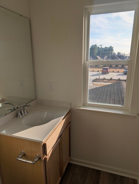 Building Photo - 2003 Oakdale Dr