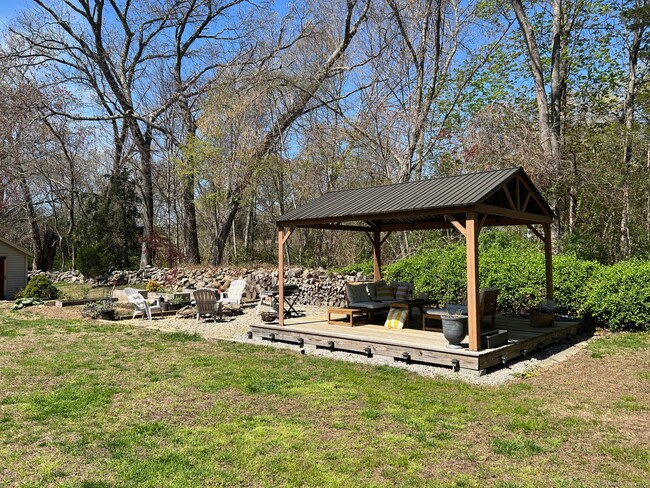 Building Photo - 15 Oak Hill Dr