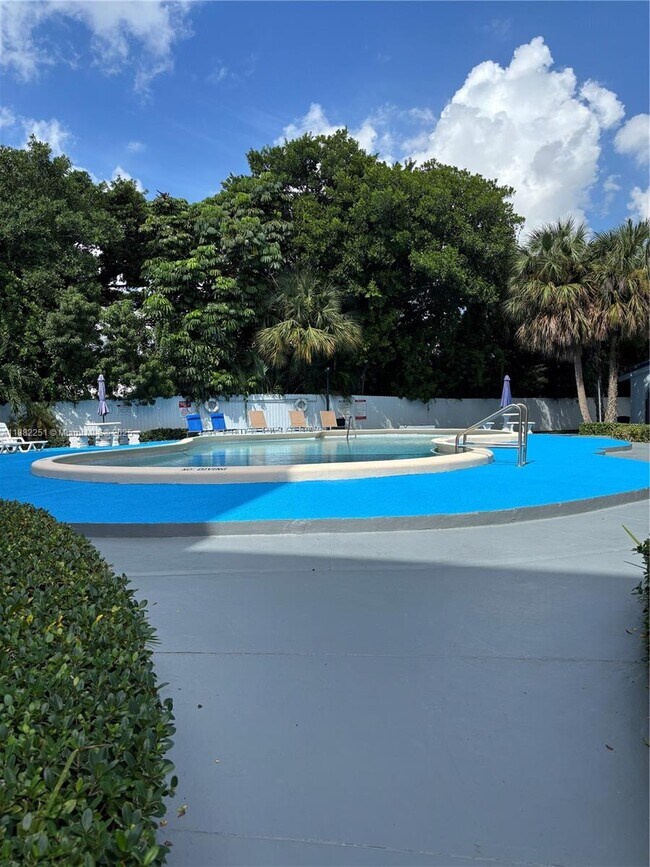 Building Photo - 9460 Fontainebleau Blvd