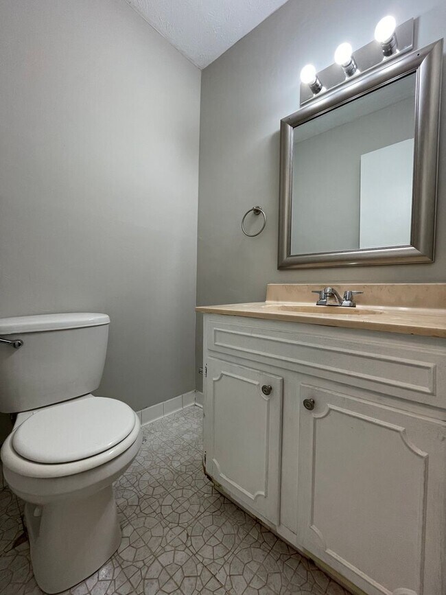 Building Photo - 2 bedroom Townhouse near 5 Points!