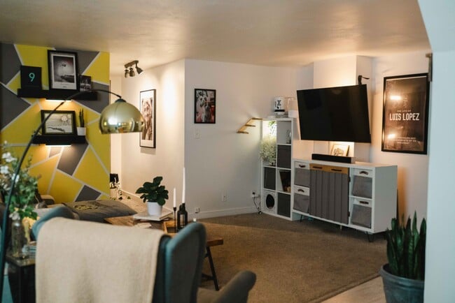 Building Photo - 1155 Ash St