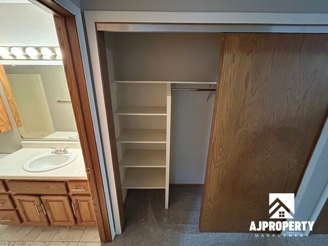 Building Photo - 916 S Menlo Ave