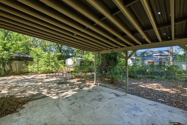 Building Photo - 2017 S Grn Acrs St